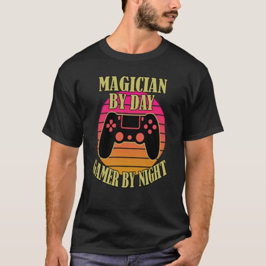 マジシャンバイデイゲーマーバイナイトビデオゲームコントロール Tシャツ (正面)