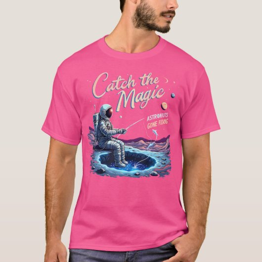 マジックをキャッチ!宇宙飛行士の釣り冒険 S Tシャツ (正面)