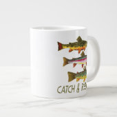 マスのキャッチとリリース ジャンボコーヒーマグカップ (正面右)