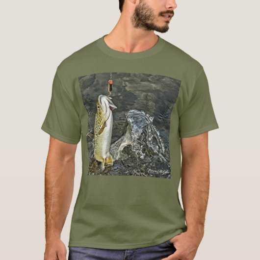 マスの茶色い魚が餌を取る Tシャツ (正面)