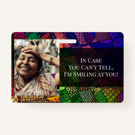 マスカラフルクの後ろで微笑む抽象芸術グラフィック バッジ (正面)