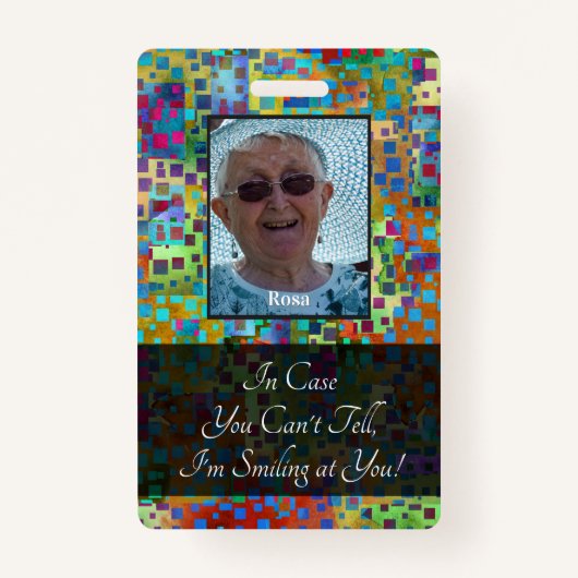 マスカラフルクの後ろで微笑む抽象芸術グラフィック バッジ (正面)