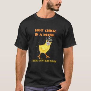 マスクおもしろいを着た熱いひよこ Tシャツ