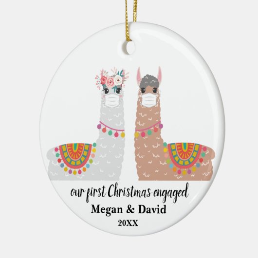 マスクされたラマ初めてのクリスマスま婚約したたは結婚した セラミックオーナメント (左)