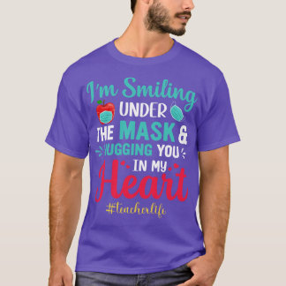 マスクの下で微笑み、心であなたを抱きしめている Tシャツ