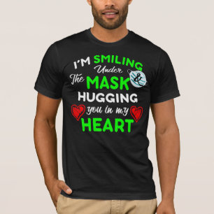 マスクの下で微笑み、私のハートであなたを抱き締める Tシャツ