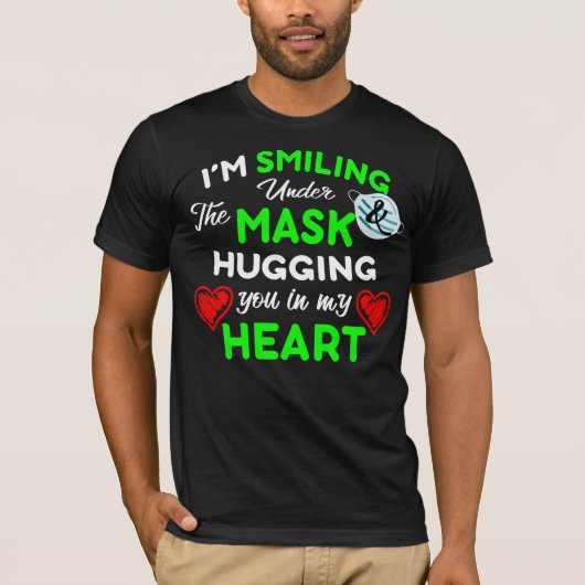 マスクの下で微笑み、私のハートであなたを抱き締める Tシャツ (正面)