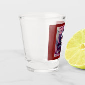 マスクは肘掛け椅子の後ろから見える ショットグラス (左)