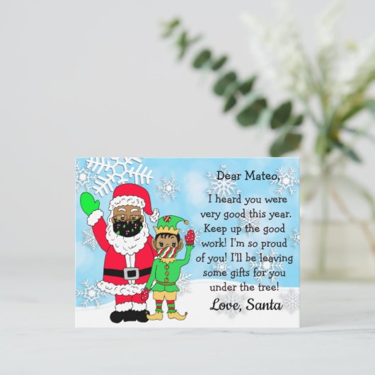 マスクをした人種のサンタとエルフの手紙を子供に シーズンポストカード (スタンド正面)