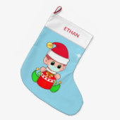 マスクをした顔のクリスマスエルフがライトブルー ラージクリスマスストッキング (正面 (吊り時))