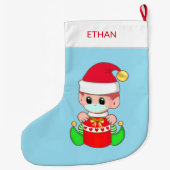 マスクをした顔のクリスマスエルフがライトブルー ラージクリスマスストッキング (裏面)