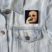 マスクを持つ女性 缶バッジ (インサイチュ)