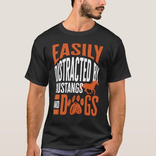 マスタングと犬に簡単に気を取られる Tシャツ (正面)