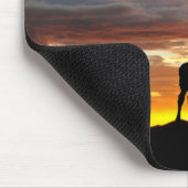 マスタンマーレと子馬のシルエット（夕日付） マウスパッド (コーナー)