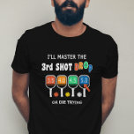 マスターの第3ショットドロップおもしろいピックボールのショットの評価 Tシャツ<br><div class="desc">あなたはあなたの3番目のショットのドロップをマスターしようとし、「私はおもしろい3番目のショットのドロップをマスターするか、または試して死ぬ」tシャツを裁判所の誰もが知ることができる。それはカラフルピックボールのパドルとおもしろい文字を備えている。</div>