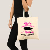 マスターを持つ女性の力を決して過小評価しない トートバッグ (正面(商品))