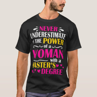 マスターを持つ女性の力を決して過小評価しない Tシャツ