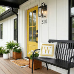 マスタードとホワイトクラシックスクエアモノグラム アウトドアクッション<br><div class="desc">デザイン任意のカスタム色の組み合わせで独自の宇宙装飾用クッションを完全にあなたの家の装飾と調整!デザインツールを使用して背景色と正方形の色を変更するか、名前、モノグラムのイニシャルまたは他の特殊な文字を含む独自の文字を追加する。お前のためだけに枕を作ってやる!最もジッパーレスのピロー手頃オプション、ポリエステル、またはインテリアデザインのための綿の材料から選択。耐久性のあるパティオとポーチデコールのための屋外生地を選択。</div>