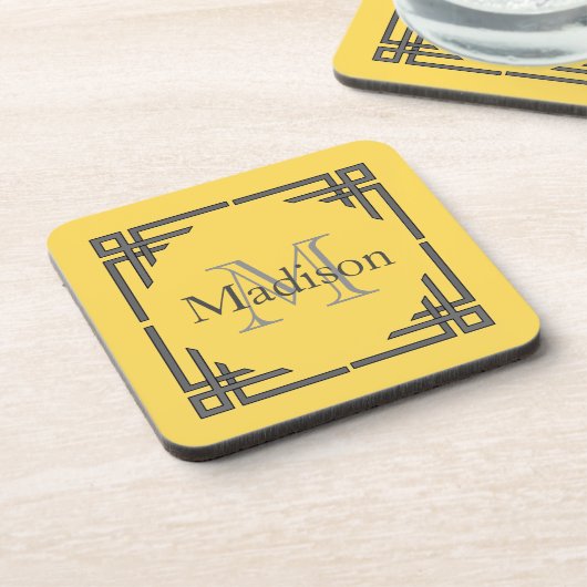 マスタードの黄色い灰色の幾何学的なボーダーモノグラムの名前 コースター (左側)