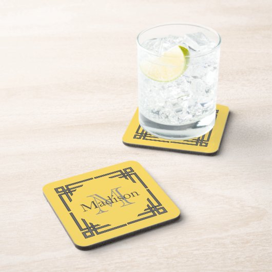 マスタードの黄色い灰色の幾何学的なボーダーモノグラムの名前 コースター (右側)