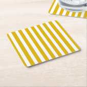 マスタードイエローと白の縦型ストライプ文字 スクエアペーパーコースター (アングル)
