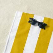 マスタードイエローと白の縦型ストライプ文字 ビーチタオル (インサイチュ)