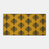 マスタードイエロー模様のブラックダマスク デスクマット (正面)