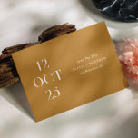 マスタードブラウンの秋の結婚式 | ラスティックオータムフォト セーブザデート<br><div class="desc">このミニマルなSave the Dateカードで、温かみのあるモダンな雰囲気を醸し出してください。カードの前面には、太字の編集スタイルの日付レイアウトが清潔でデザインに重点を置いた外観を生み出し、背面にはフルカップルフォトを掲載するスペースがあり、パーソナルなタッチを加えることができます。 温かみがあり、自然な美観は、秋、オータム、晩夏、ラスティック、ボヘミア、屋外をテーマにした結婚式に特に関連しています。 名前、日付、場所、写真をカスタマイズして、オリジナリティを演出してください。 印刷カードとデジタルダウンロードの両方でご利用いただけます。</div>