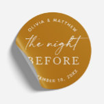 マスタードリハーサルディナー | ナイトウィーンボホ秋 ラウンドシール<br><div class="desc">"The Night Before"のはっきりしたフレーズを含む自然このマスタードイエローの丸いステッカーを使用して結婚、あなたの事前のお祝いにtouchとを追加する。このデザインは、暖かく金色の色調で、秋の結婚式、ボーホテーマ、素朴なお祝いに最適である。封筒を封印したり、ウェルカムバッグにラベルを付けたり、リハーサル飾ディナーの好みにラベルを付けたりするために使用する。この色はテラコッタ、錆、セージ、そして季節のパレットのためのマウヴと美しくペアスタイリッシュを作る。</div>
