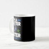 マスター・イターTシャツ 楽しい釣り 釣り人 魚 コーヒーマグカップ (正面左)