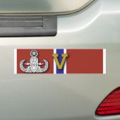 マスターEODの青銅色の星"V " バンパーステッカー (車上)