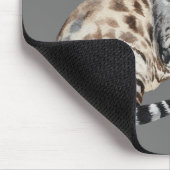 マスパッド上にマウスを置いた斑入りベンガル猫 マウスパッド (コーナー)