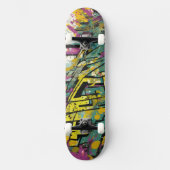 マゼンタとイエローのグラフィティ スケートボード (正面)