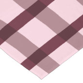 マゼンタとピンクのプレイドパターン ロングテーブルランナー (コーナー)