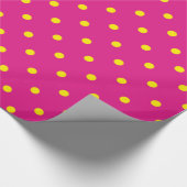 マゼンタのピンク色の背景に黄色の水玉模様。 ラッピングペーパー (角)