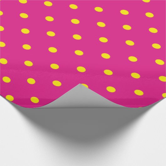 マゼンタのピンク色の背景に黄色の水玉模様。 ラッピングペーパー (角)