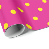 マゼンタのピンク色の背景に黄色の水玉模様。 ラッピングペーパー (ロールコーナー)