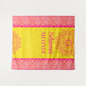 マゼンタの光沢のある黄色のMehndiの写真背景 タペストリー (正面(横))