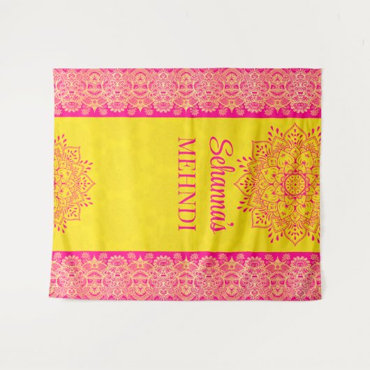 マゼンタの光沢のある黄色のMehndiの写真背景 タペストリー (正面(横))