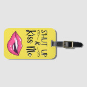 マゼンタの漫画の唇シャットダウン&キス私の黄色 ラゲッジタグ (正面横)