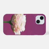 マゼンタの背景に咲く一輪のバラ iPhone 15ケース (裏面横)