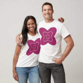マゼンタの花弁を持つ抽象的な花のデザイン Tシャツ (ユニセックス)