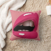 マゼンタピローの女性の唇 クッション (ブランケット)