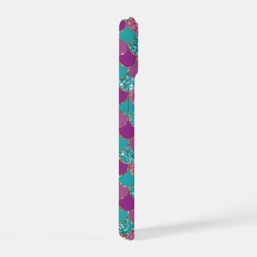 マゼンタピンクとティール(緑がかった色)マーメイドはかりで測とイニシャル iPhone 15ケース (右側面)