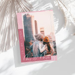 マゼンタピンクの白いスクリプトの写真Mr & Mrs. セーブザデート<br><div class="desc">マゼンタピンクと白のMr. and Mrs. Pink and White Script Photo Save the Date Card.このスタイリッシュ、暗い赤紫色のピンク、写真の日付のカードでシンプルす結婚モダン、のピンク、写真救の – 日付のカードは、白いスクリプトとbokheマゼンタピンクの背景の上に、スタイリッシュに、水平に沿った日付を表示します。その後ミニマル、白いフォントにカップルの名前と場所を単に結婚した持つカードの明るいピンクのバックエレガント。このミニマル日のカー救ドは与え、マゼンタピンクに結婚は、輝くマゼンタピンクのカードです。このキャンディモダンーの写真結婚与え救、任意の、ミニマルなピンクの花や中性の花やフローラの花束に囲まれ、明るいピンクや中性の色のデコやマッチする美しい仕上がりになります。どんなシンプルお祝いにミニマルも結婚完璧に。ザ・サンデー・コレクティブ©byレイチェル・ハンナ・ギー</div>