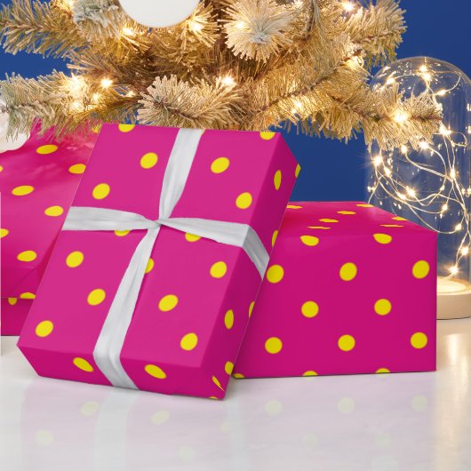 マゼンタピンクの背景に黄色の水玉 ラッピングペーパー (クリスマス)