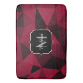 マゼンタピンクの赤い黒い幾何学パターンモノグラム バスマット (正面縦)