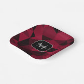 マゼンタピンクの赤い黒い幾何学パターンモノグラム ペーパープレート (傾斜あり)