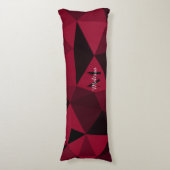 マゼンタピンクの赤い黒い幾何学パターンモノグラム ボディピロー (正面縦)