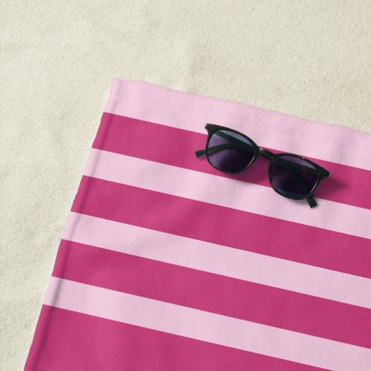 マゼンタピンクガールズウィークエンドトリップベッティ名 ビーチタオル (インサイチュ)